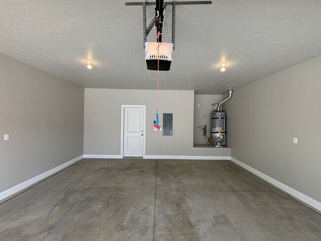 Building Photo - Beautiful Townhome!