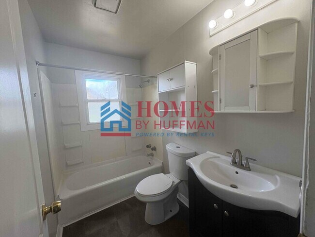 Building Photo - Three Bedroom | 1.5 Bathroom | Garage | Ne...