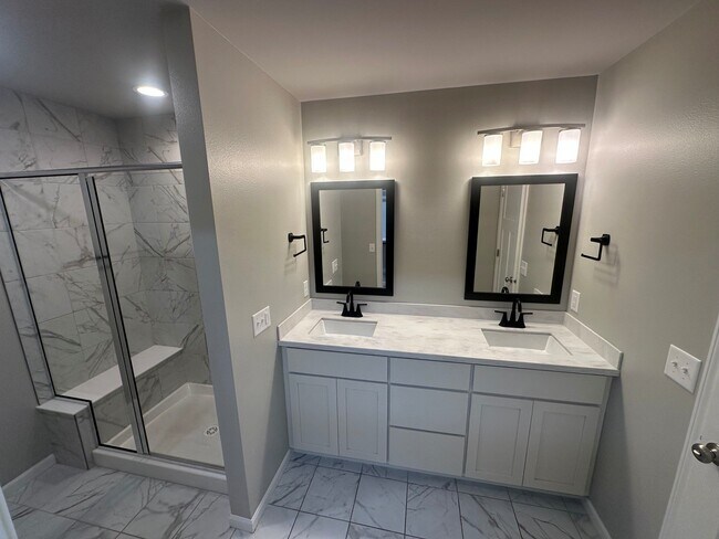 Building Photo - 533 Redan Dr