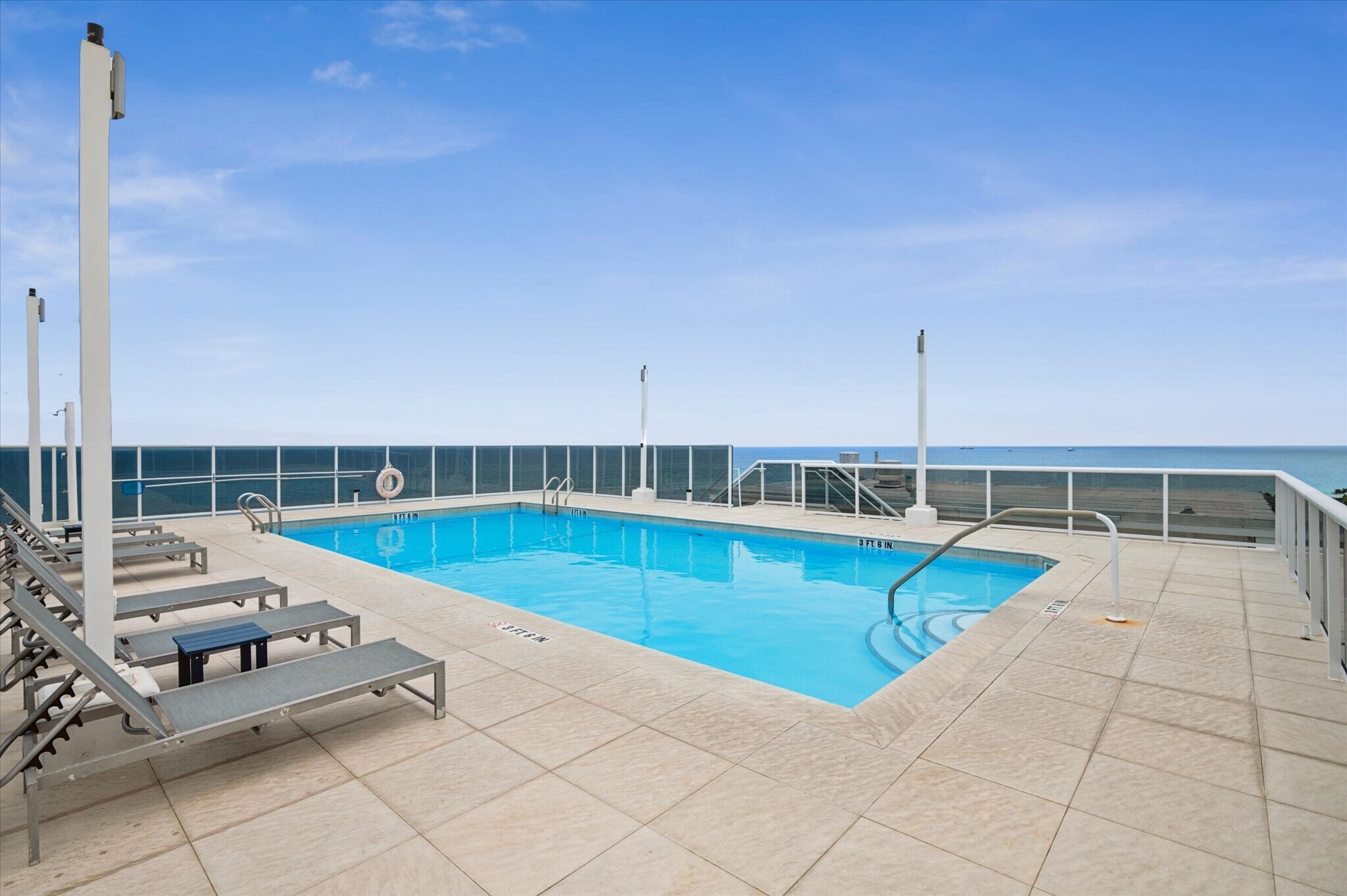 Rooftop Pool - 2841 N Ocean Blvd