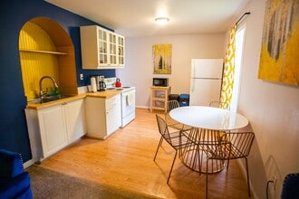 Building Photo - 706 E Stuart St