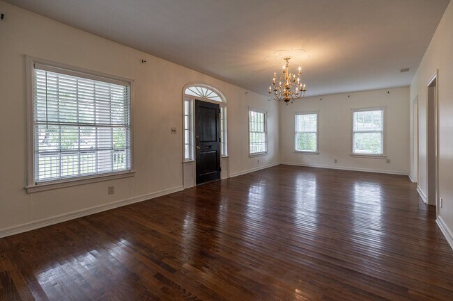 Building Photo - 215 W Jessamine Ave