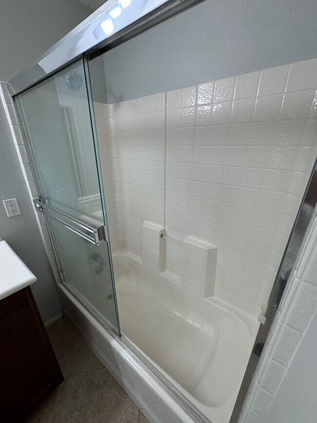 Building Photo - Beautiful 2 Bedroom, 2 Bathroom Oxnard Con...