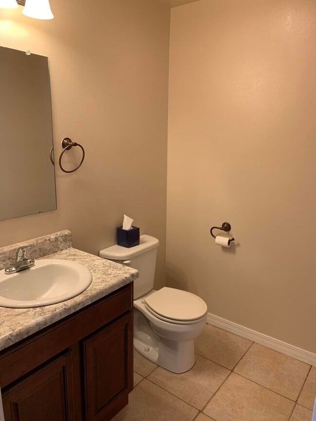 Building Photo - Come take a look at this cute 3 bedroom 1....