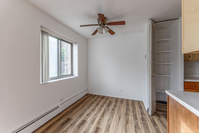 Building Photo - 6250 N Kenmore Ave