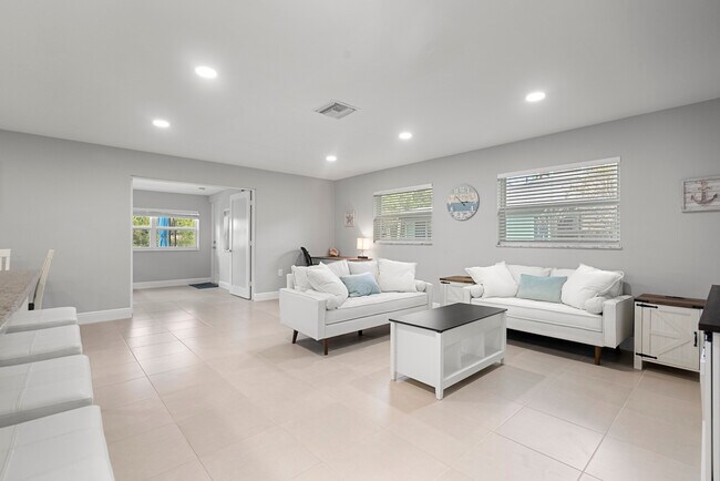 Building Photo - 1706 Plover Ave