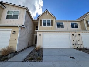 Building Photo - Modern! 3/2.5/2 Townhome in Minden