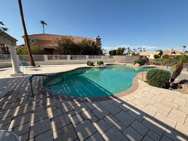 Building Photo - 517 S Paradise Dr