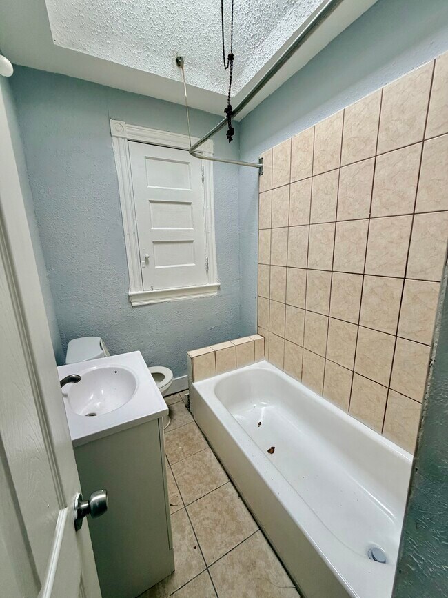 Building Photo - 5627 Malcolm St