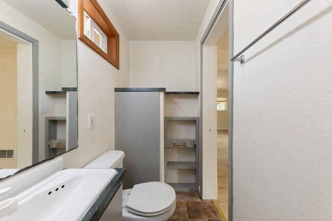 Building Photo - Charming 1 bedroom Cottage
