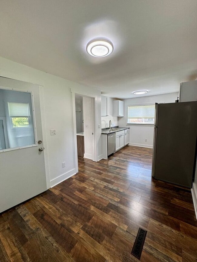 Building Photo - Remodeled 2 bedroom home-Three Oaks