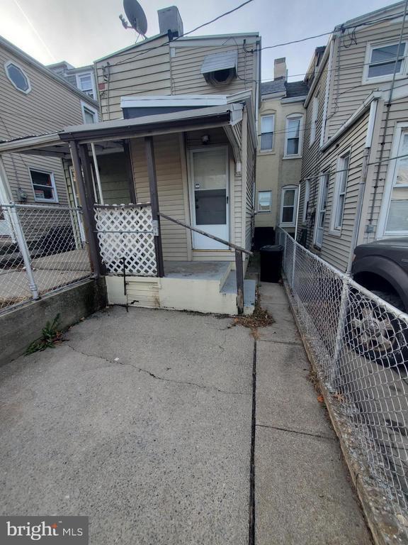 Building Photo - 423 Chapel Terrace