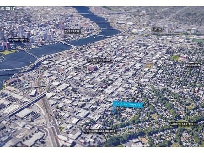 Building Photo - Modern Three-Story Townhouse in Hosford-Abernethy - W/S/G Included & Pet Friendly!