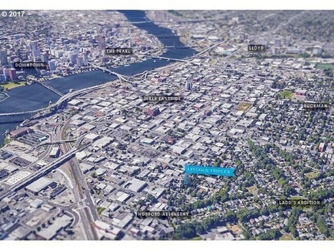 Building Photo - Sleek 3-Level Townhome in Hosford-Abernethy – Pet Friendly with W/S/G Included! Available Now!