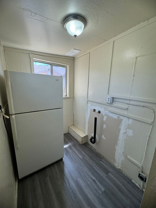 Building Photo - 2 Bedroom Home With A Spacious Yard