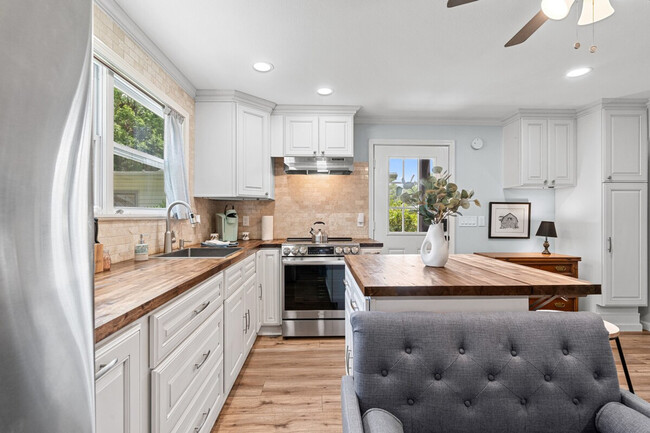 Building Photo - 2 Mead Dr