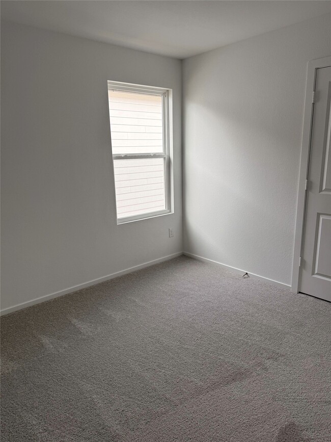 Building Photo - 25670 Roy Rogers Rd