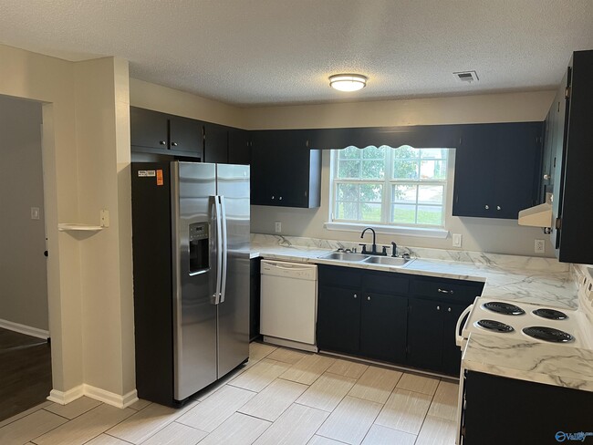 Building Photo - 121 Bramblebush Dr