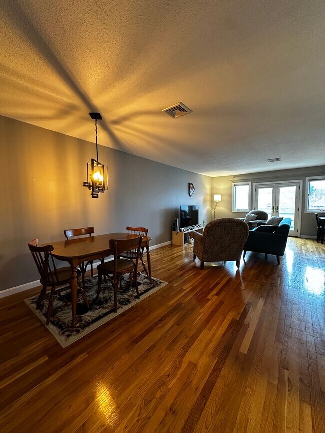 Building Photo - No Brokers Fee!! Spacious 2-Bed, 2-Bath Co...