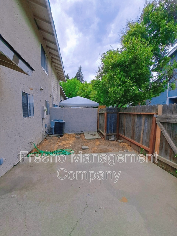 Building Photo - 4765 N Cedar Ave