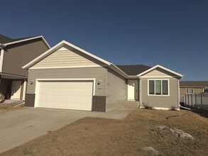 Building Photo - 4 Bed 3 Bath Single Family Home