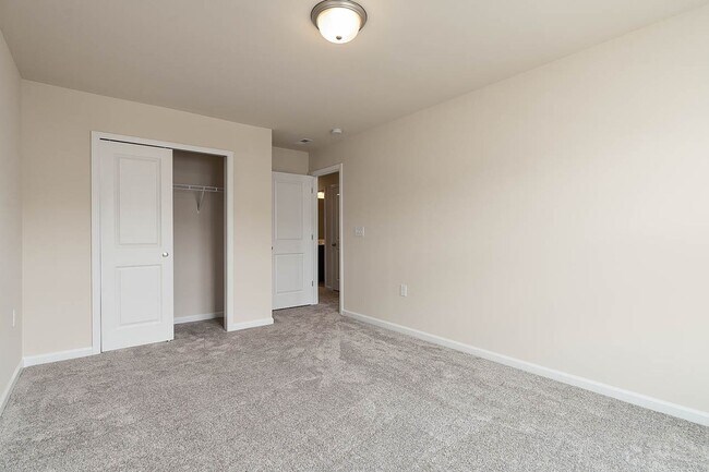 Building Photo - Cozy Townhome with 2 car garage!