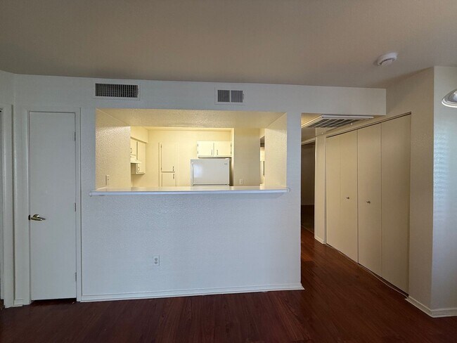 Building Photo - TWO BEDROOM TWO BATH GROUND FLOOR CORNER C...