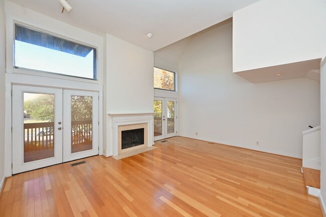 Building Photo - **PERFECTLY SITUATED TOWNHOME IN GREEN HIL...