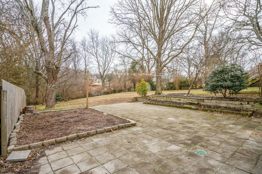 fenced in back yard - 539 Northcrest Dr