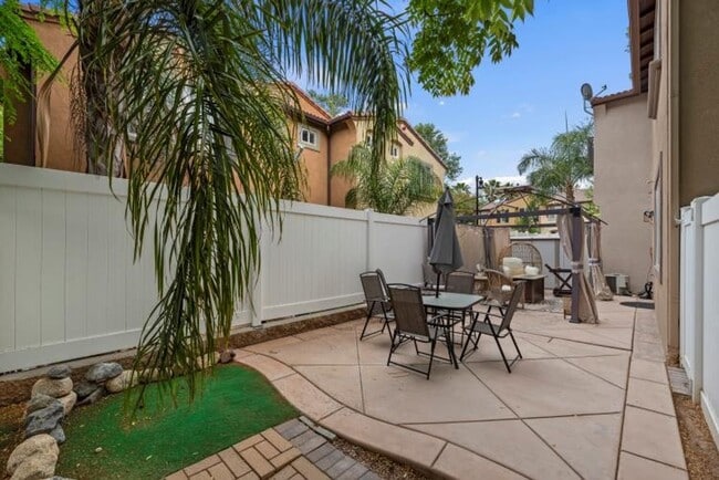 Building Photo - Beautiful 3 bedroom townhouse available fo...
