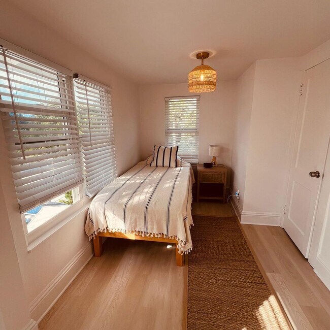 Building Photo - Stunning FULLY FURNISHED 3/2.5 entire hous...