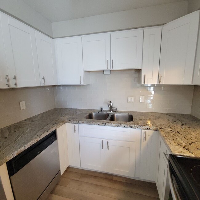 Building Photo - Live and Love this Coastal Condo in Del Ma...