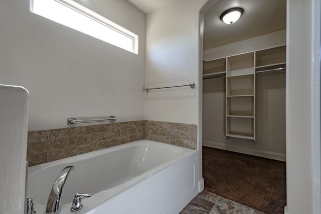 Building Photo - 986 Camel Springs Dr