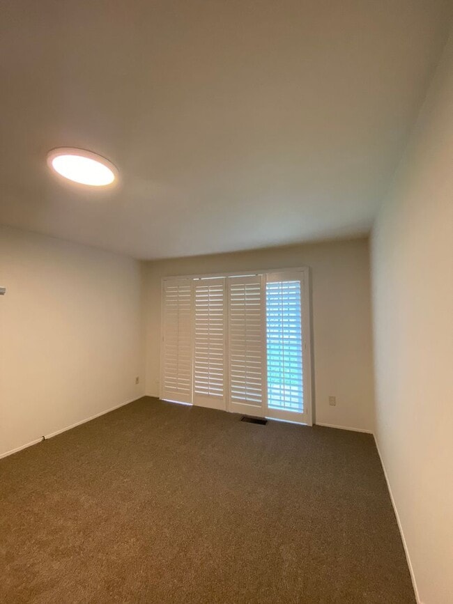 Building Photo - Beautiful 3 bed, 2 bath Townhome close to USD and Mission Valley!