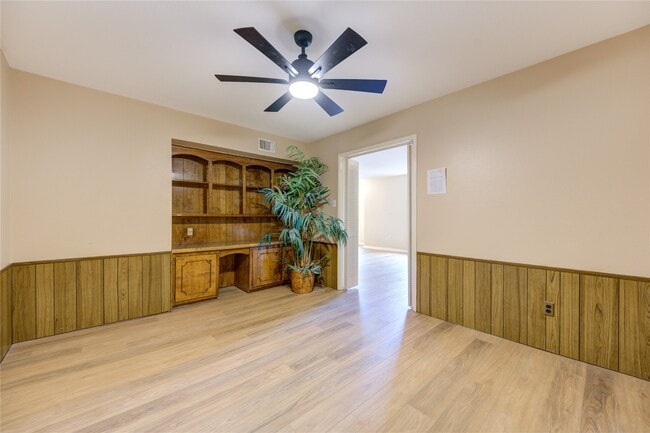 Building Photo - 351 N Post Oak Ln