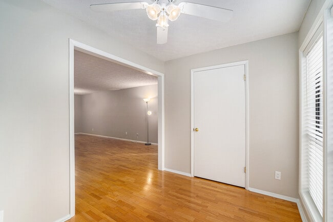 Building Photo - 1115 Summit N Dr