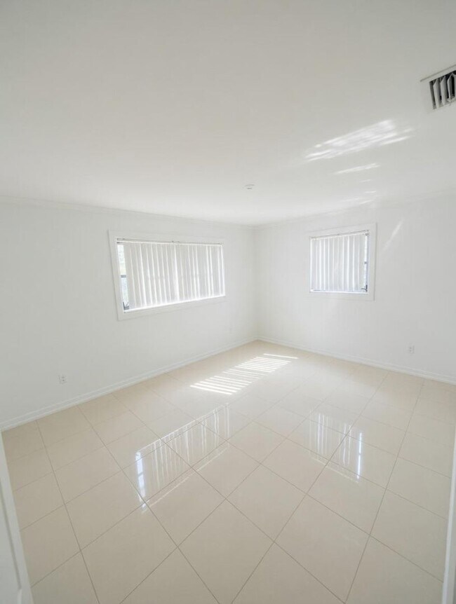 Building Photo - 3/2 Single family house - Move-in ready single-family home in an unbeatable location!