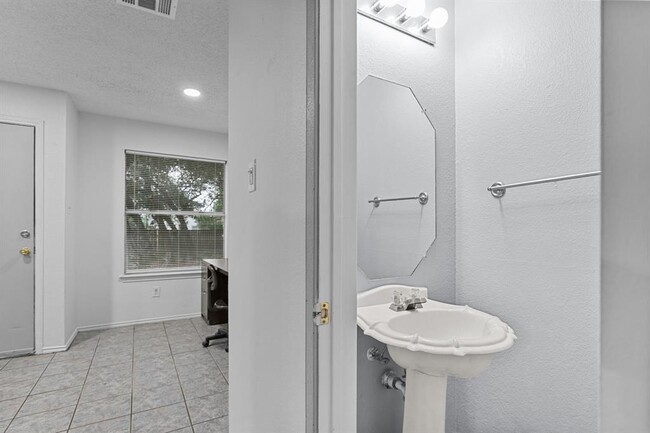 Building Photo - 1702 Spiderlily View