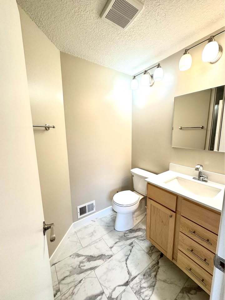 Building Photo - 1084 Hummingbird Ln