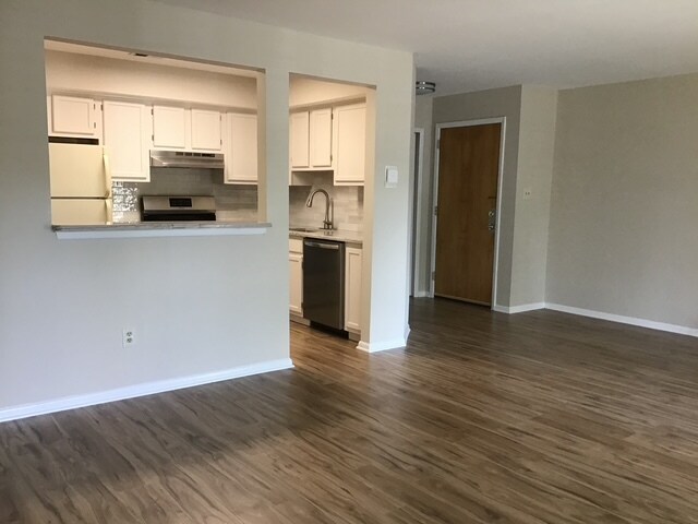 Building Photo - 304 Trinity Ct