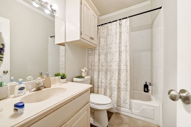 Building Photo - Exceptional Home in Arlington – Great Layout & Prime Location