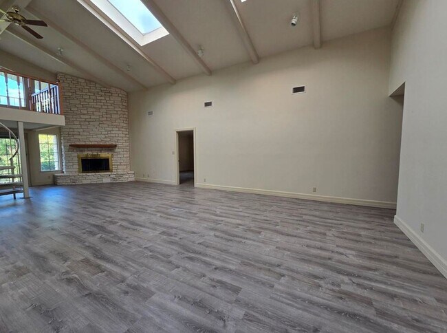 Building Photo - FOR LEASE!!