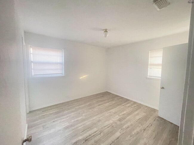 Building Photo - 1807 Westcliff Dr