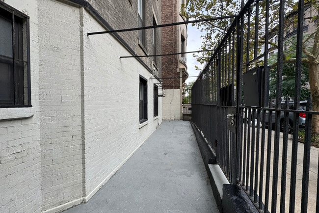 Building Photo - 860 W End Ave