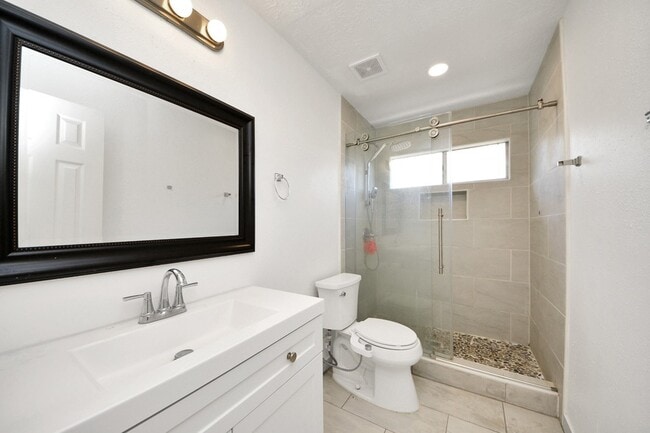 Building Photo - 922 Bayhill Dr