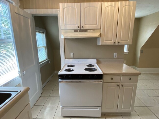 Building Photo - Cute studio for rent in the historic River...