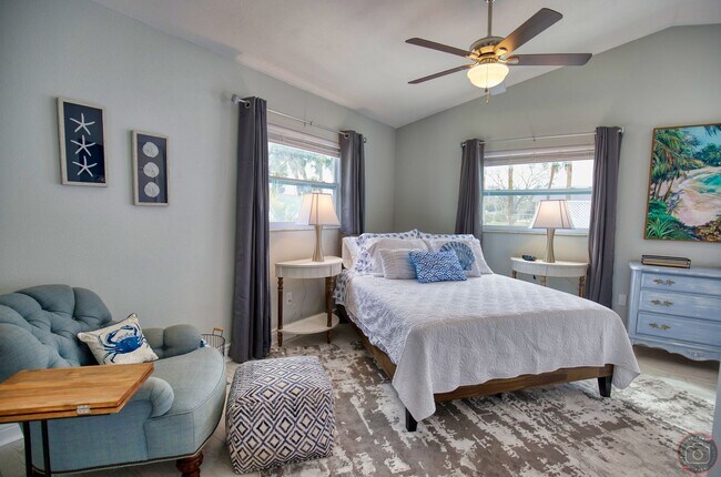 Building Photo - Annual Cottage minutes from Manasota Key Beach!  (2 Units on Property)