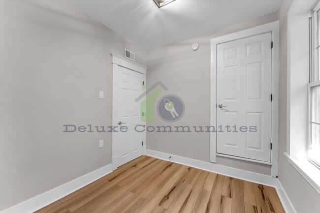 Building Photo - 724-724 Adams St SE