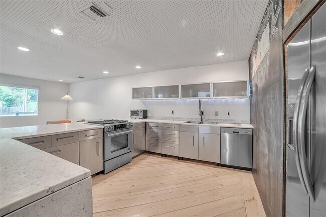 Building Photo - 64 Comal St