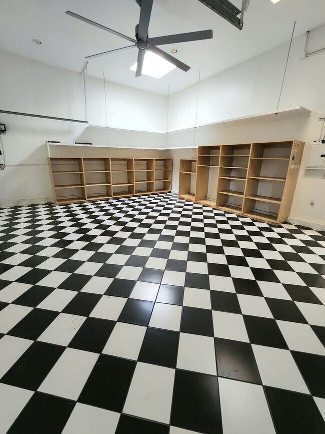 Building Photo - Spacious North Hollywood Home with Guest S...